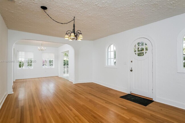 Building Photo - 1916 Ferdinand St