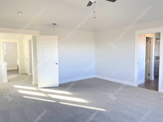 Building Photo - 4BR SE Bend home in great neighborhood wit...