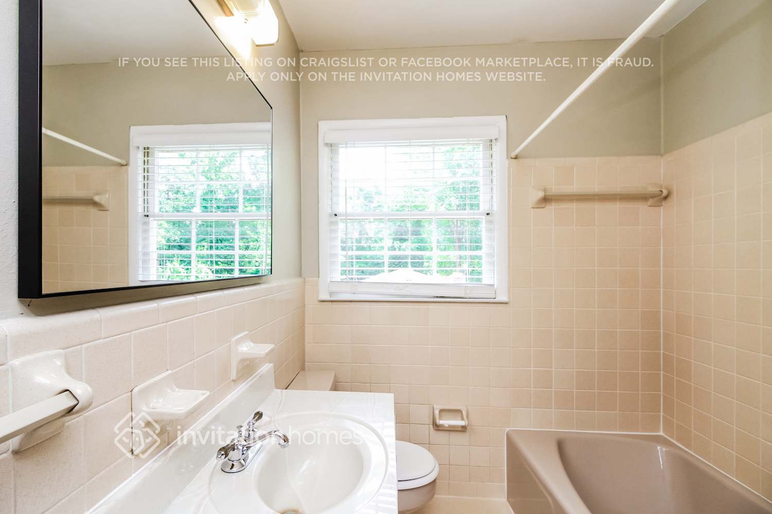 Building Photo - 1599 Knob Hill Dr NE