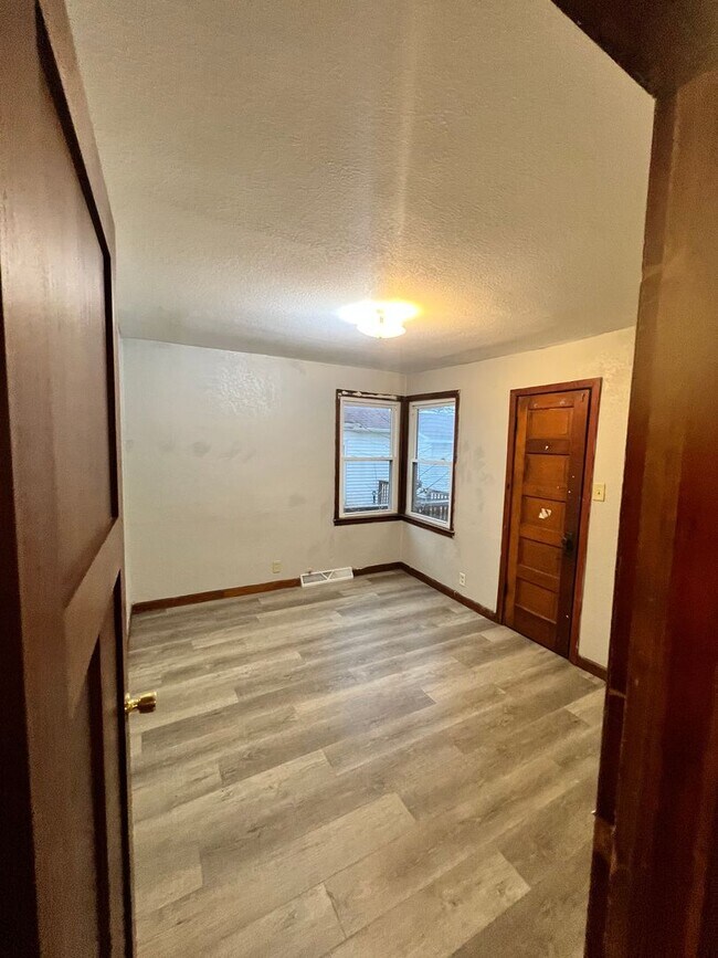 Building Photo - 3 Bedroom House!!!!