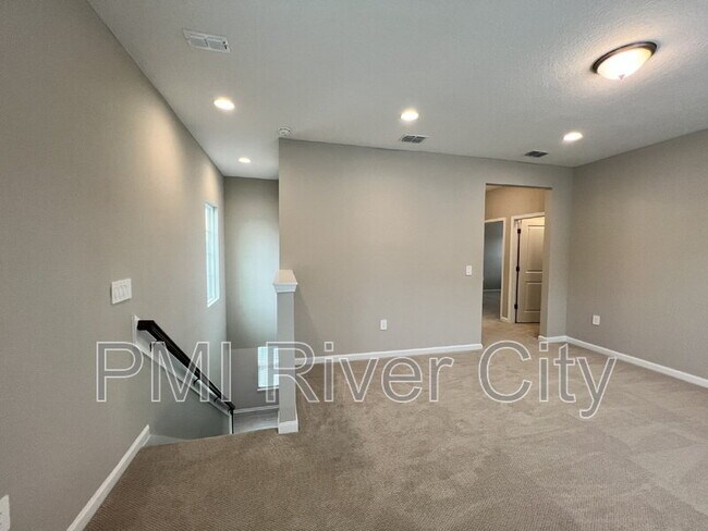 Building Photo - 125 Farmfield Dr