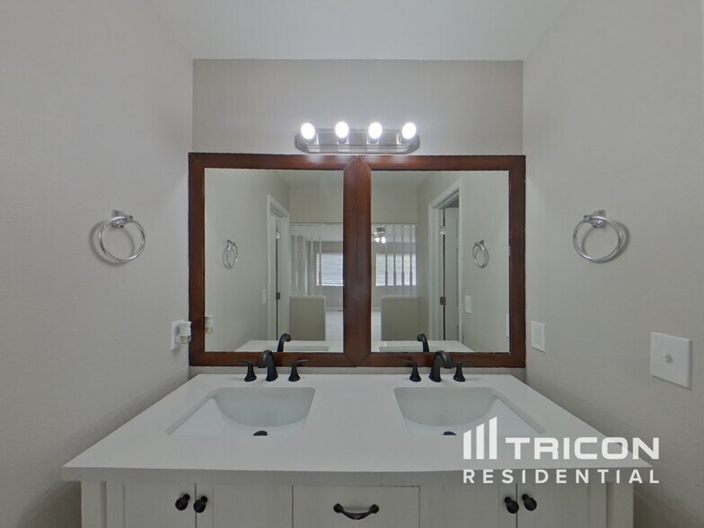 Building Photo - 441 Valley Hi Cir