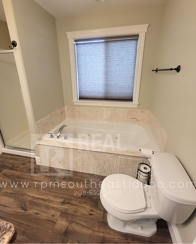 Building Photo - Large & Beautiful 6 Bedroom, 3 Bathroom Ho...
