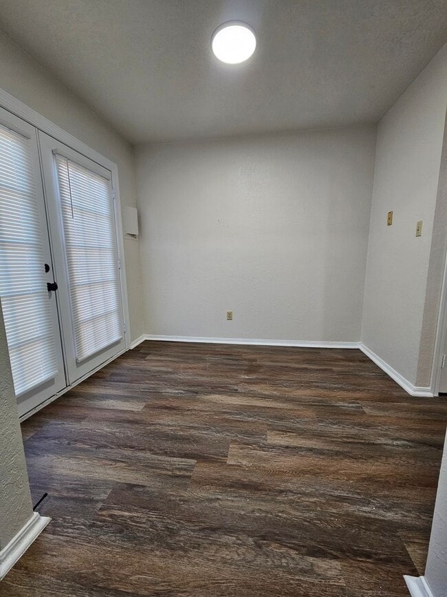 Building Photo - Two-Story Townhome w/ Over 1000 sqft! Avail NOW!