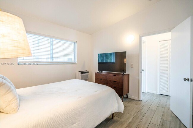 Building Photo - 1750 S Treasure Dr