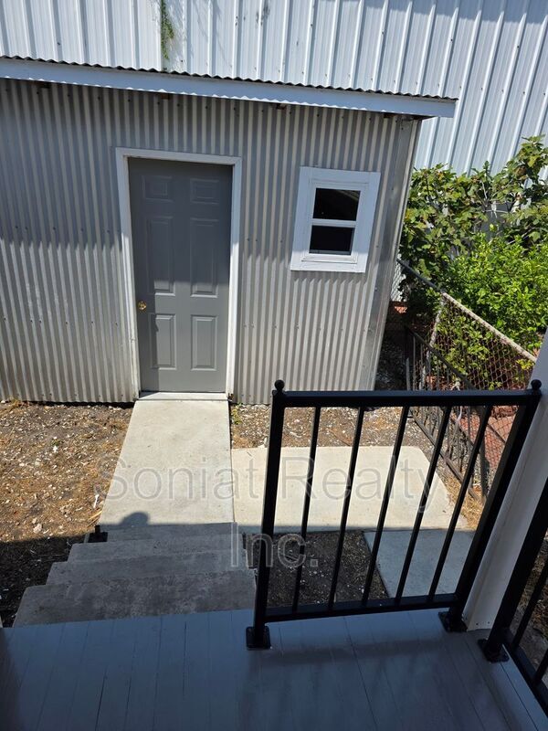Building Photo - 515 S Genois St