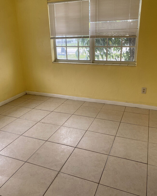 Building Photo - 2545 York St