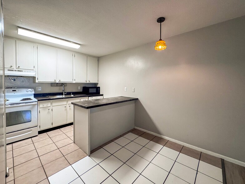 Building Photo - 1405 E 40th St