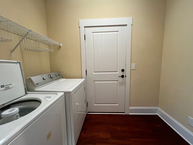 Building Photo - Absolutely Adorable!