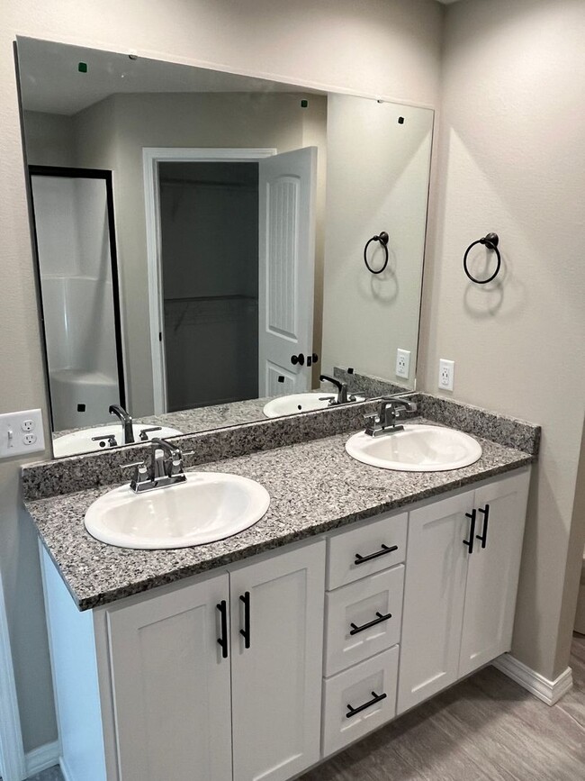 Building Photo - Beautiful one-year-old 3 bed, 2 bath, 3 ca...