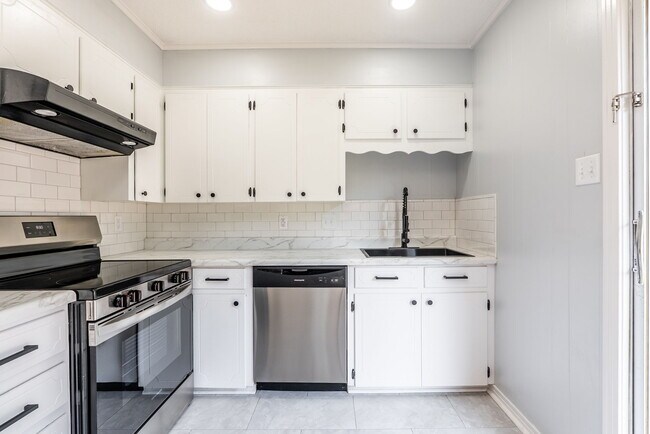 Building Photo - 9000 Woodbine Dr