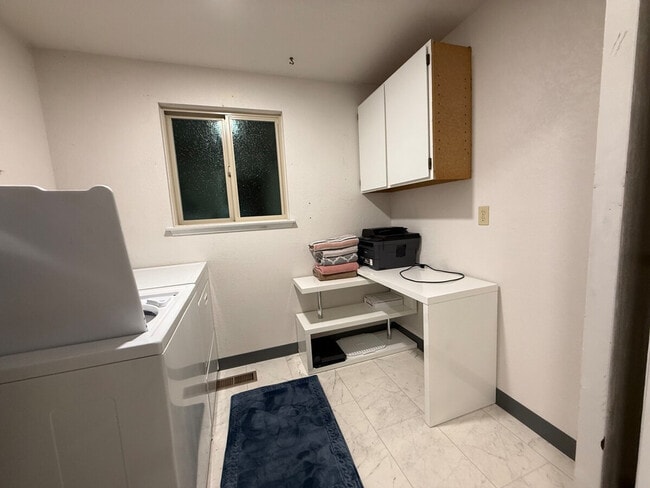 Building Photo - 1709 S Perry Ct