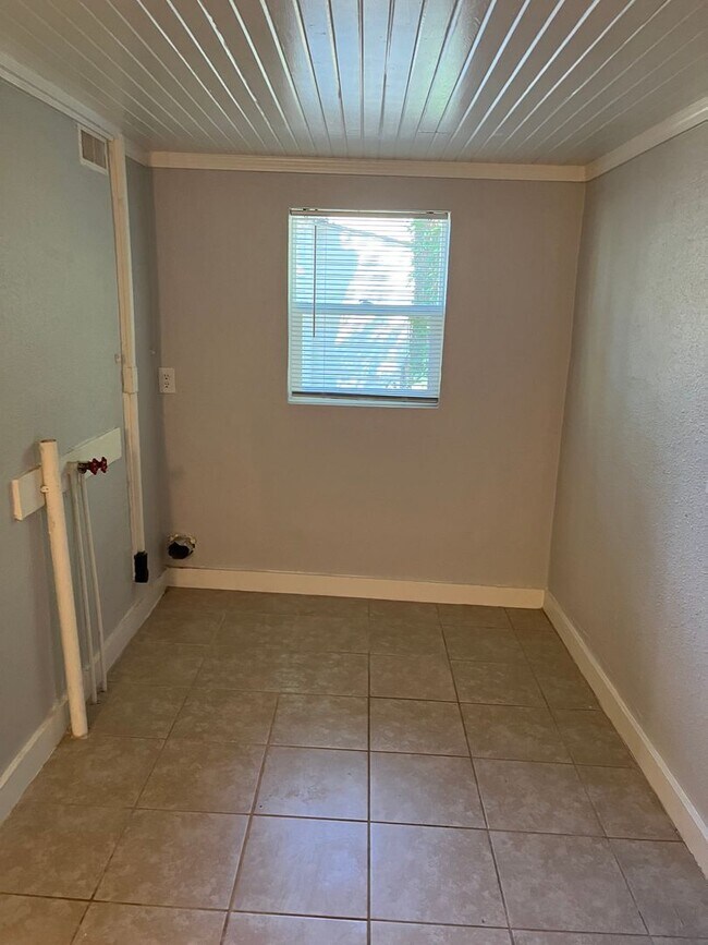 Building Photo - 3 Bedroom!