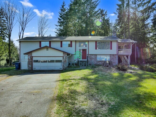 Building Photo - 5 Bed and 3 Bath Single-family Home Availa...