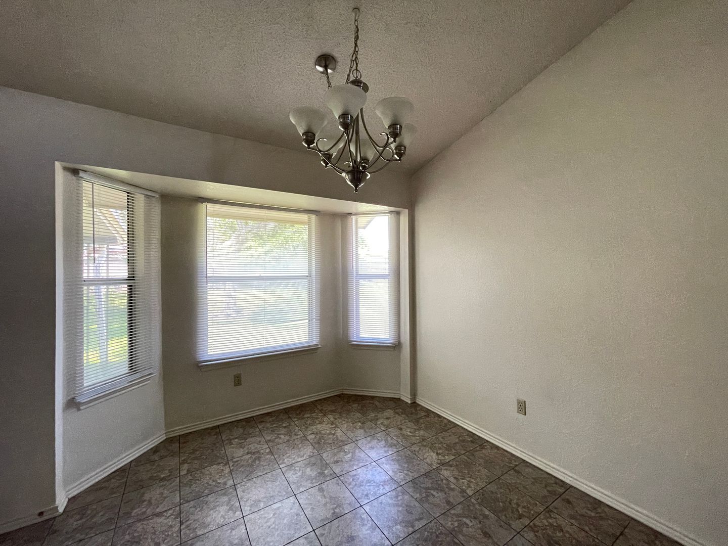Building Photo - 4714 Mesa Dr