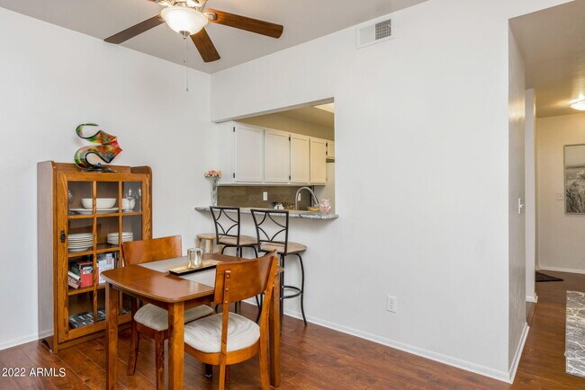 Building Photo - 930 N Mesa Dr