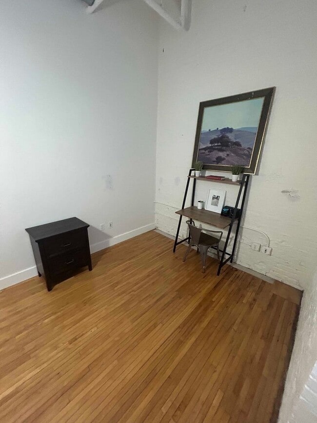Building Photo - 2 bed/ 1 bath corner condo