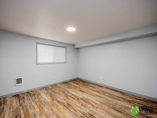 Building Photo - Charming 2-Bedroom Downstairs Condo with Community Pool