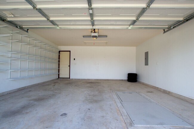 Building Photo - Lakeside Retreat - Newly Remodeled 3-Bedro...