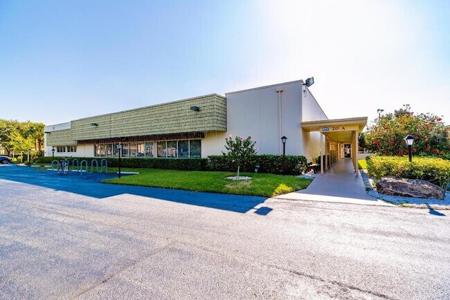 Building Photo - 2 Vis Gdns Trl