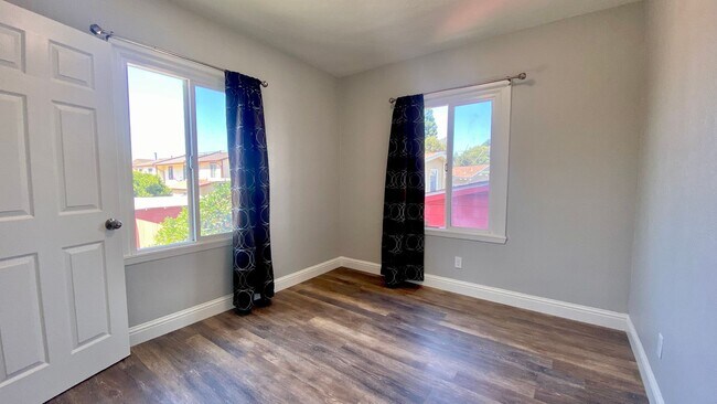 Building Photo - Single Family Home with Front Yard, Back Y...