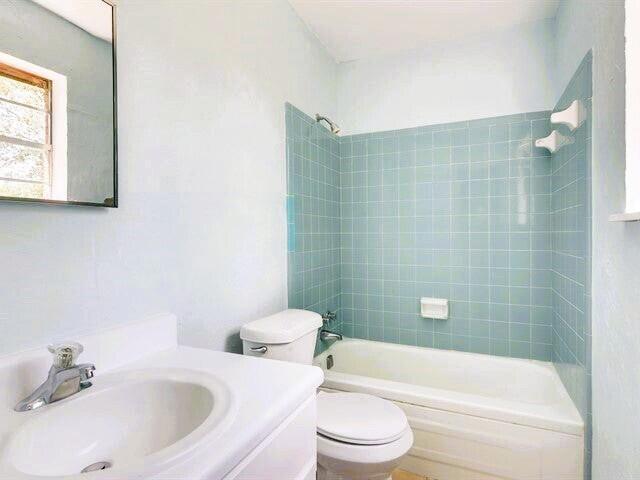 Building Photo - 2824 Meadowbrook Dr