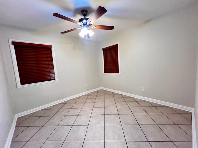 Building Photo - $1,000 off Move-in Special! 2 bedroon 1 ba...