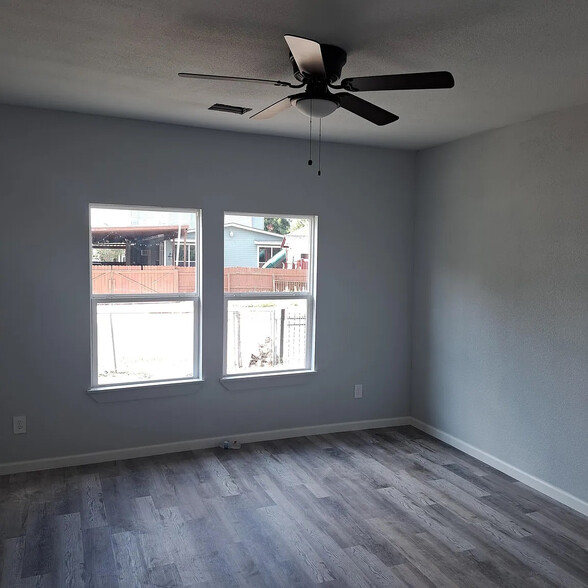 Building Photo - Room in House on Hicks Ave
