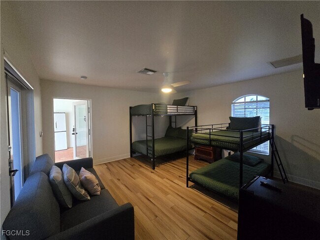 Building Photo - 2309 SW 27th St