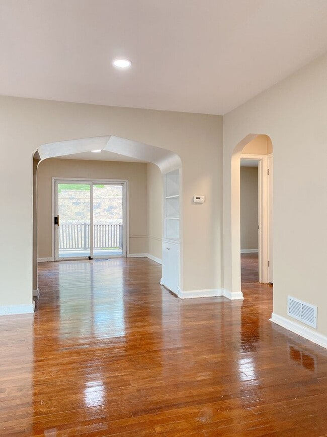 Building Photo - Beautifully updated 5 bed 2 bath house $2200 *MOVE IN SPECIAL*