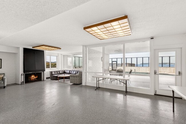 Building Photo - 2 Bedroom 2 Bath Top Floor Corner Unit  wi...