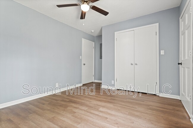 Building Photo - 903 Crawford St S