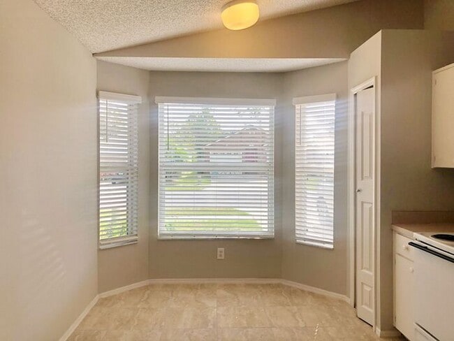 Building Photo - CUTE 3 BED 2 BATH HOME with SINGLE GARAGE IN SOUTHEAST ORLANDO