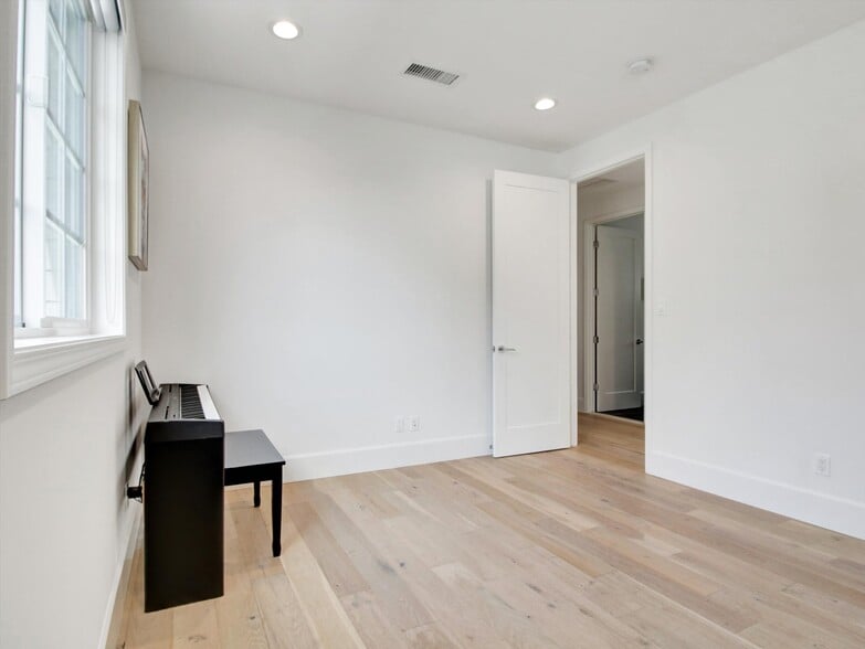 Building Photo - 10593 Kinnard Ave