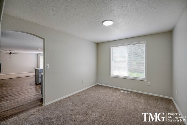 Building Photo - Beautifully Remodeled 3BR Home with Fenced Backyard