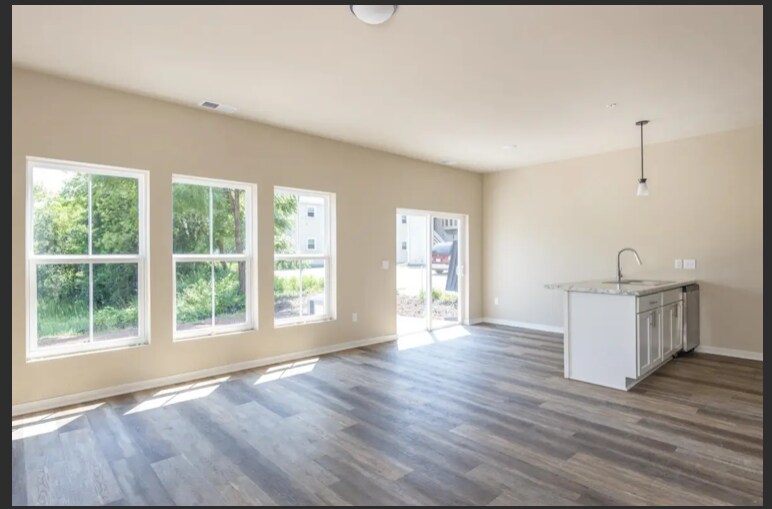 Building Photo - 1076 W 20th Ave