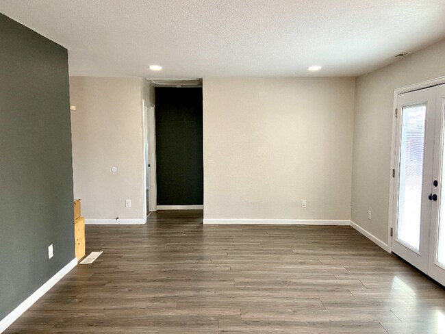 Building Photo - 305 Redwood Dr