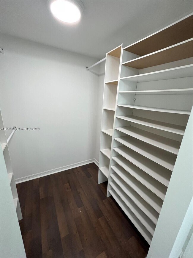 Building Photo - 215 SW 42nd Ave