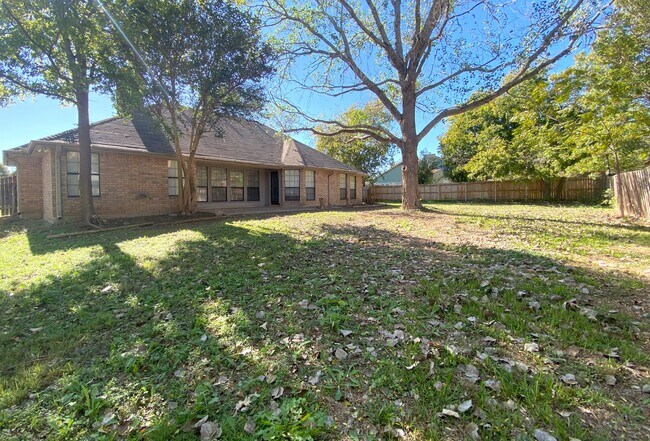 Building Photo - 1303 Falcon Trl