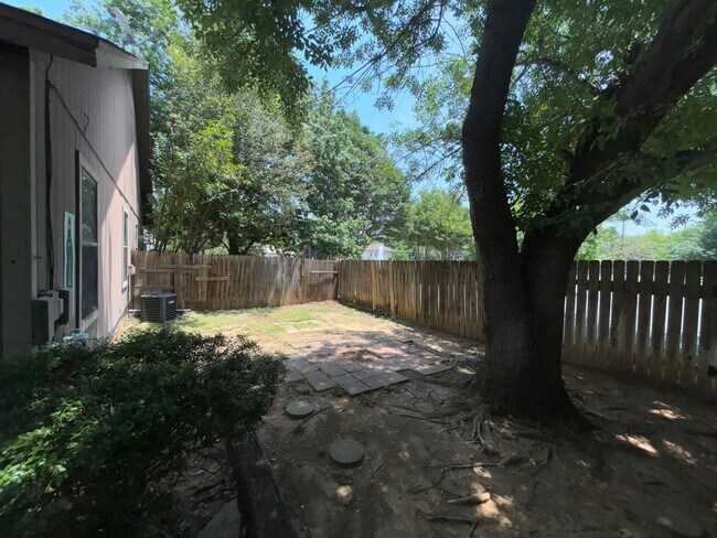 Building Photo - 2033 Redwing Way