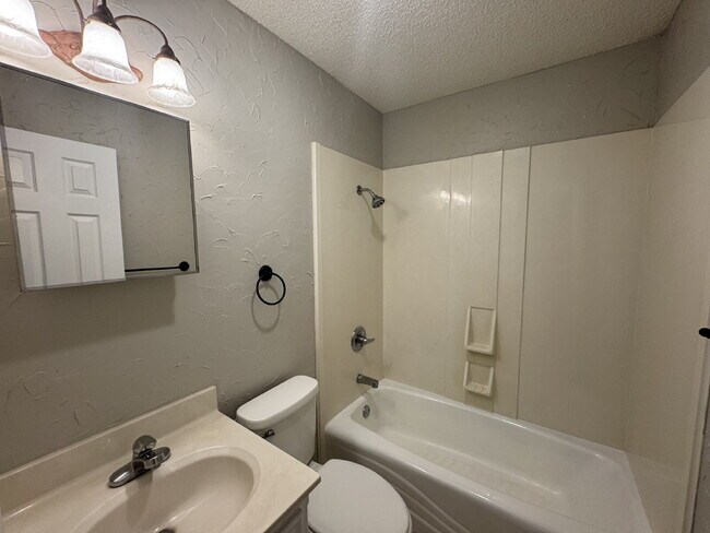 Building Photo - Stunning 3-Bedroom Haven with Cozy Firepla...