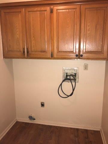 Building Photo - 2 bed one bath, spacious bedrooms, fenced ...
