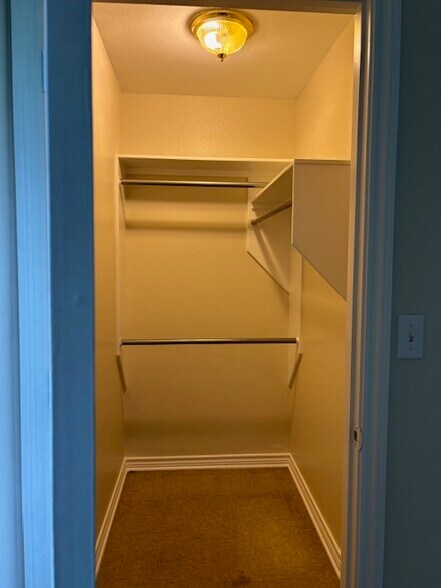 Building Photo - 454 S Mahon Ave