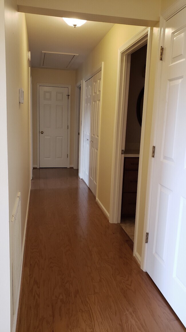 Building Photo - 1542 Surry Hill Ct