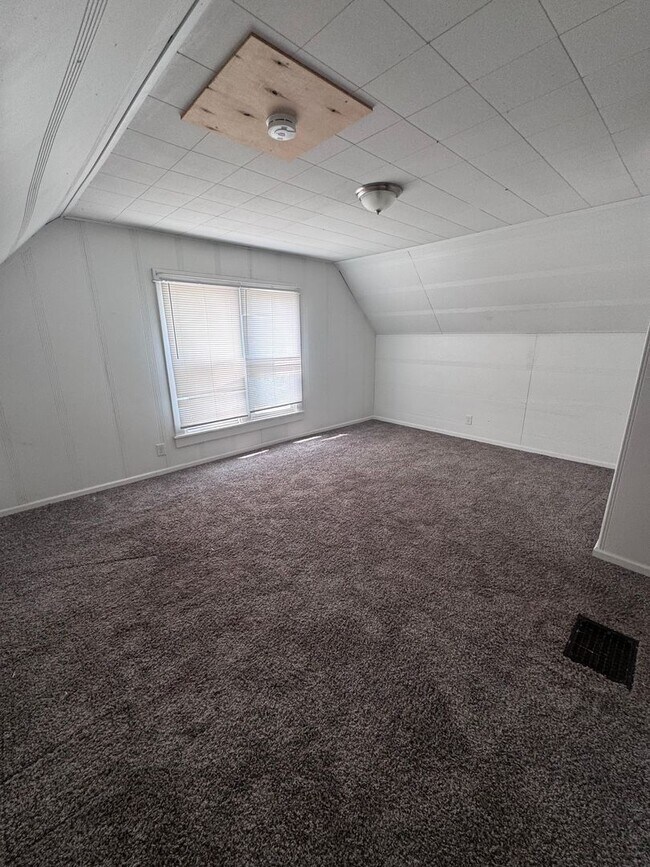 Building Photo - Charming 4-Bedroom Home in Desirable West ...