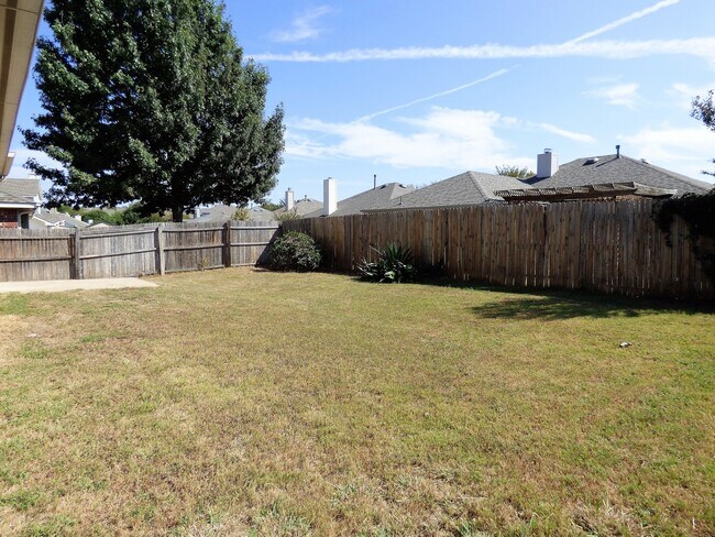 Building Photo - 3-bedroom, 2-bath home in a quiet neighborhood