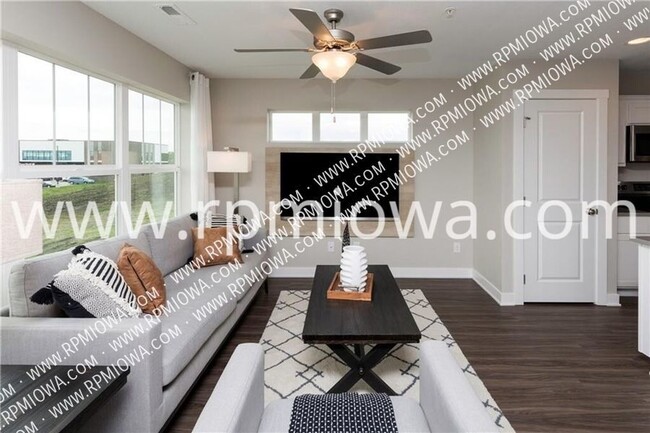 Building Photo - UPDATED!! 2 Bedroom, 2.5 Bath Townhome in ...