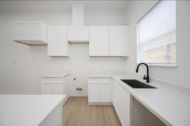 Building Photo - 8203 Sparta St