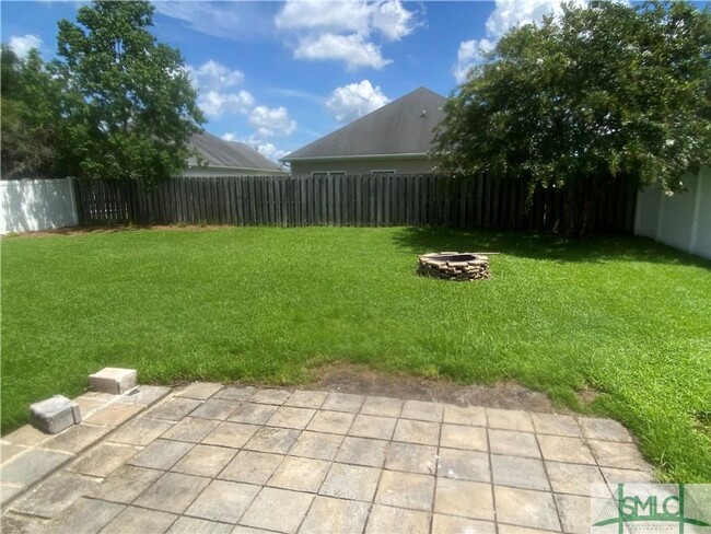 Building Photo - 4 bed 2.5 bath home!