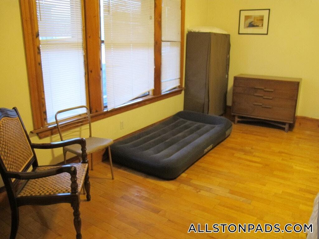 Building Photo - 38 Linden St